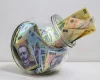Bani daţi pe facturi, economii puține: Viața scumpă îi împiedică pe români