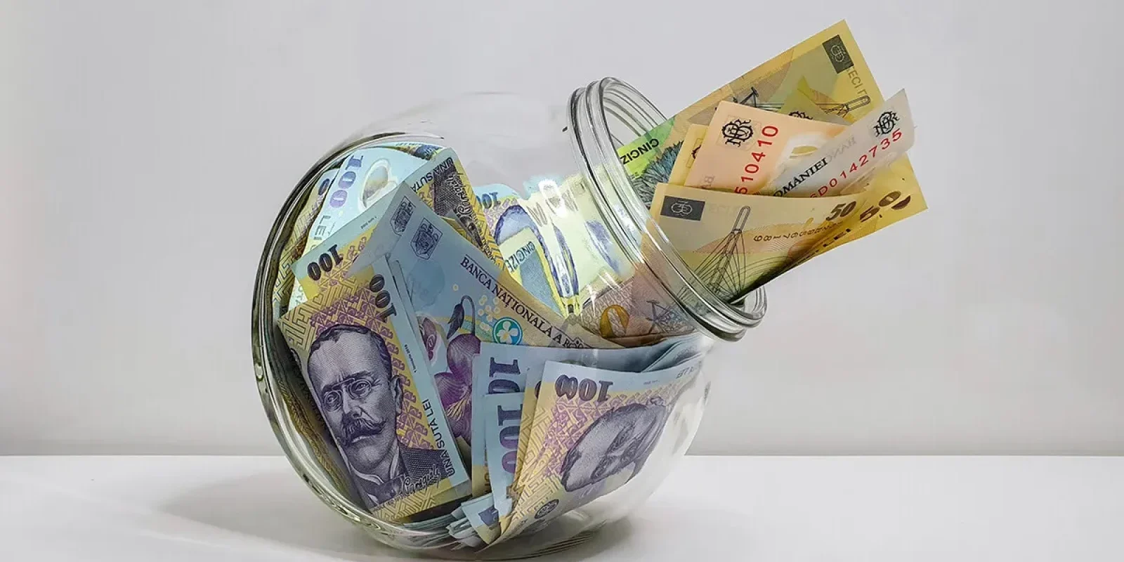 Bani daţi pe facturi, economii puține: Viața scumpă îi împiedică pe români