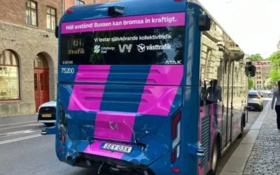 Autobuz autonom eșuat în Suedia: O singură cursă, apoi ciocnire cu tramvaiul