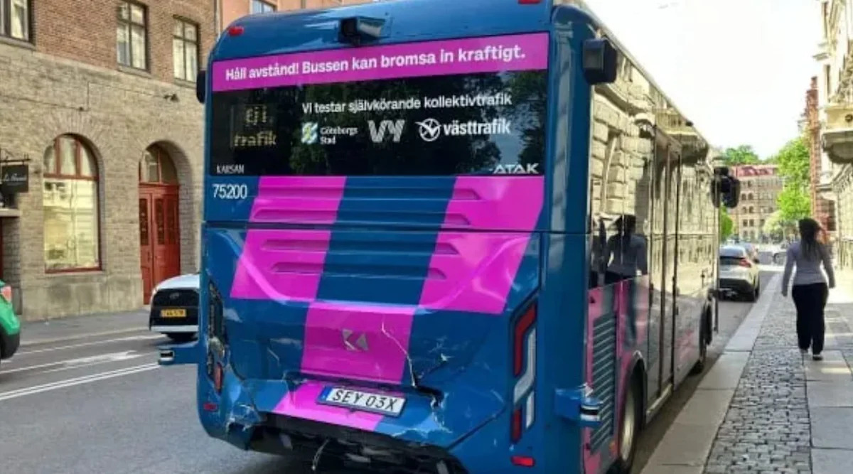 Autobuz autonom eșuat în Suedia: O singură cursă, apoi ciocnire cu tramvaiul