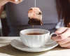 Ceai periculos? Materialul „mătăsos” din pliculețe, o amenințare ascunsă