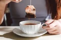 Ceai periculos? Materialul „mătăsos” din pliculețe, o amenințare ascunsă