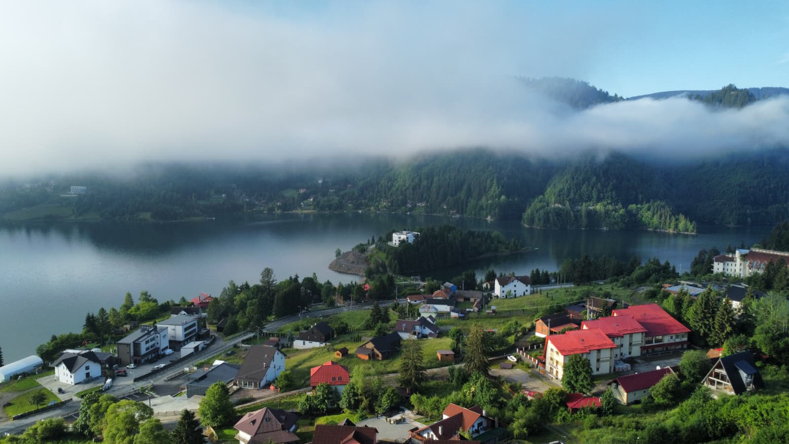 Colibița, paradis natural, atrage turiști masiv