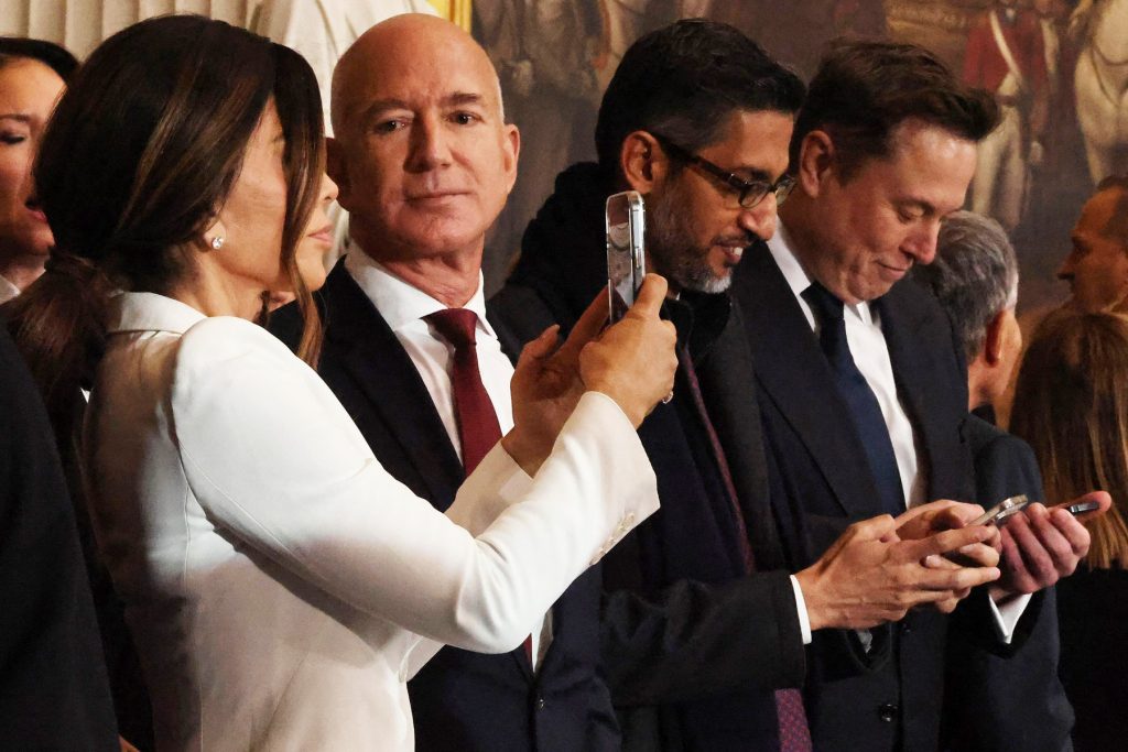 Bezos, Musk: Centre de date în spațiu, risc major pentru Pământ