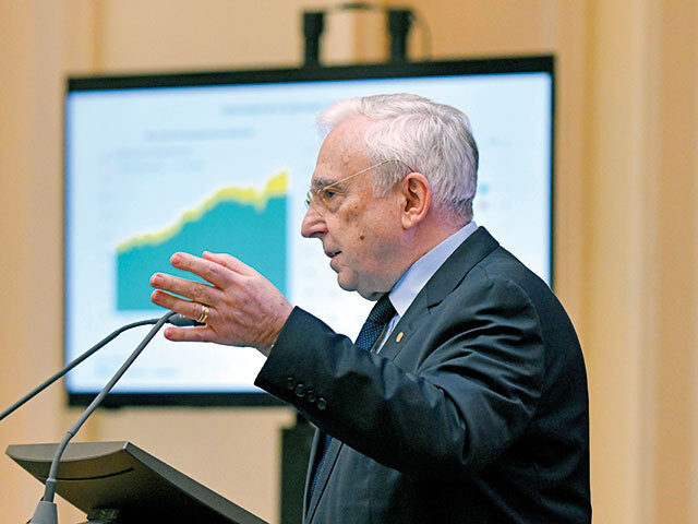 Isărescu: Dobânzile vor scădea în 2027, economie stabilă