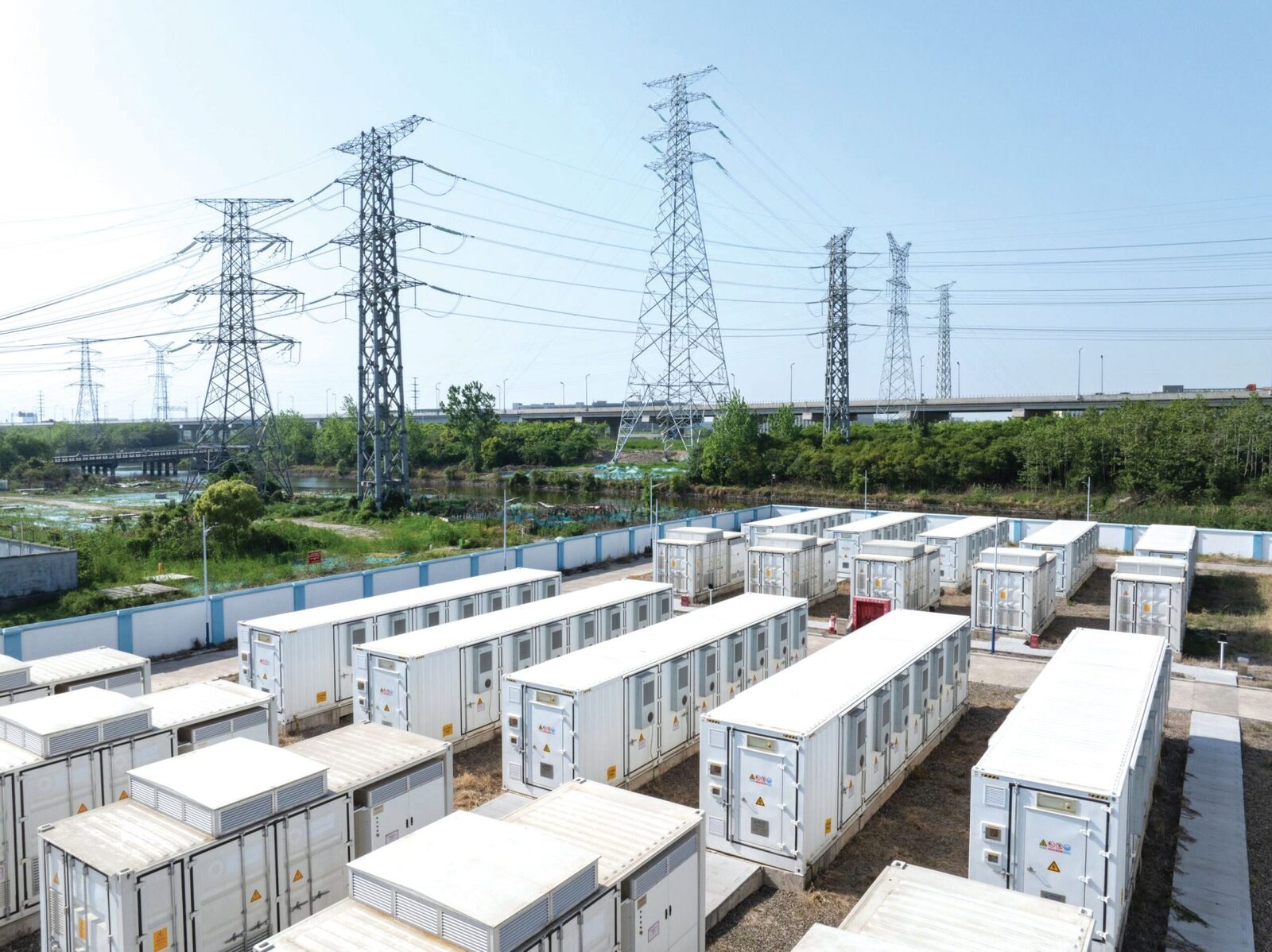 Dunărea Salvează Bulgaria: Exporturi Electrice Record Datorită Solarelor
