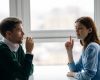 Small Talk: De ce ne salvează conversațiile simple într-o lume digitală distrasă