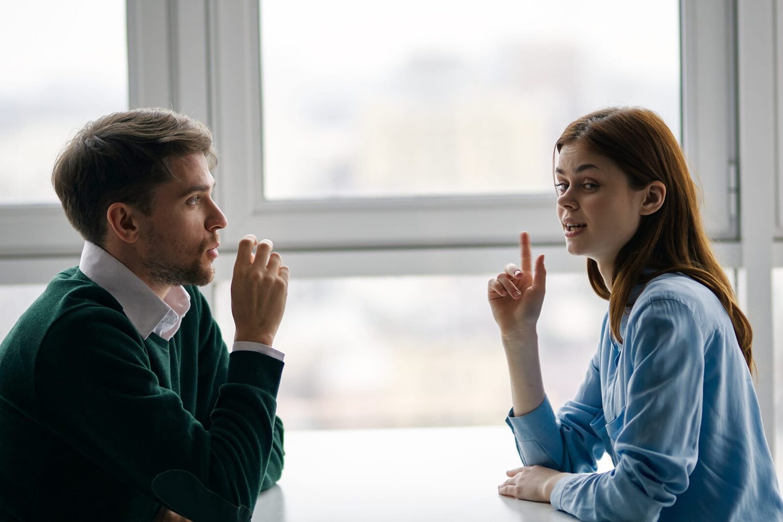 Small Talk: De ce ne salvează conversațiile simple într-o lume digitală distrasă