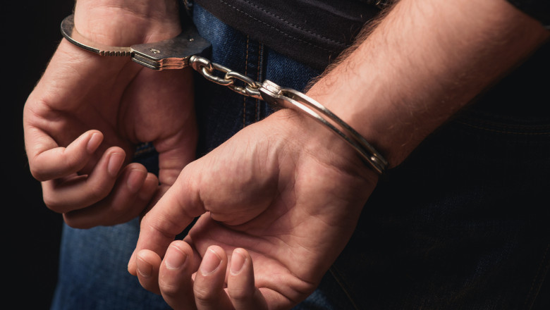 Procuror cu pistol și cuțit, reținut de polițiști după scandal