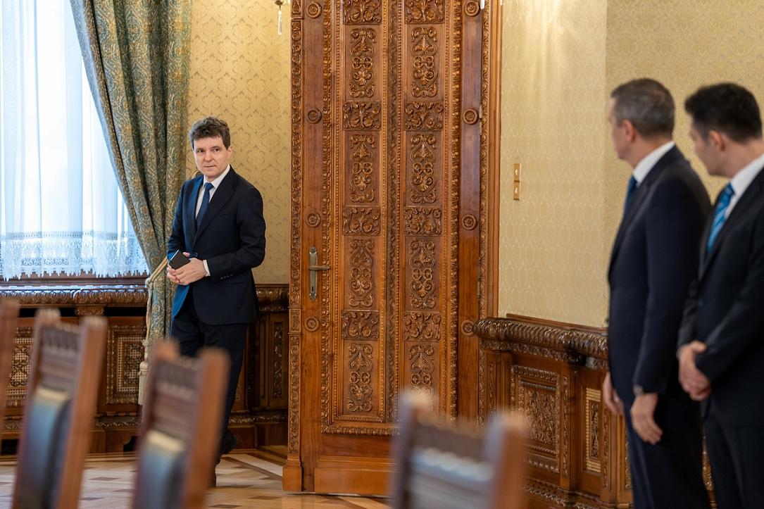 Partidele de centru blocate în legea salarizării