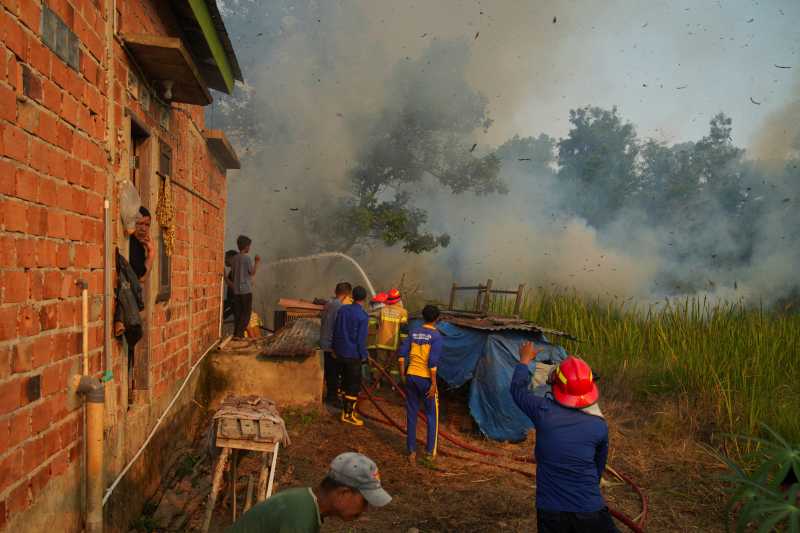 Indonezia: Scoli închise, pompieri masiv mobilizați contra focarelor