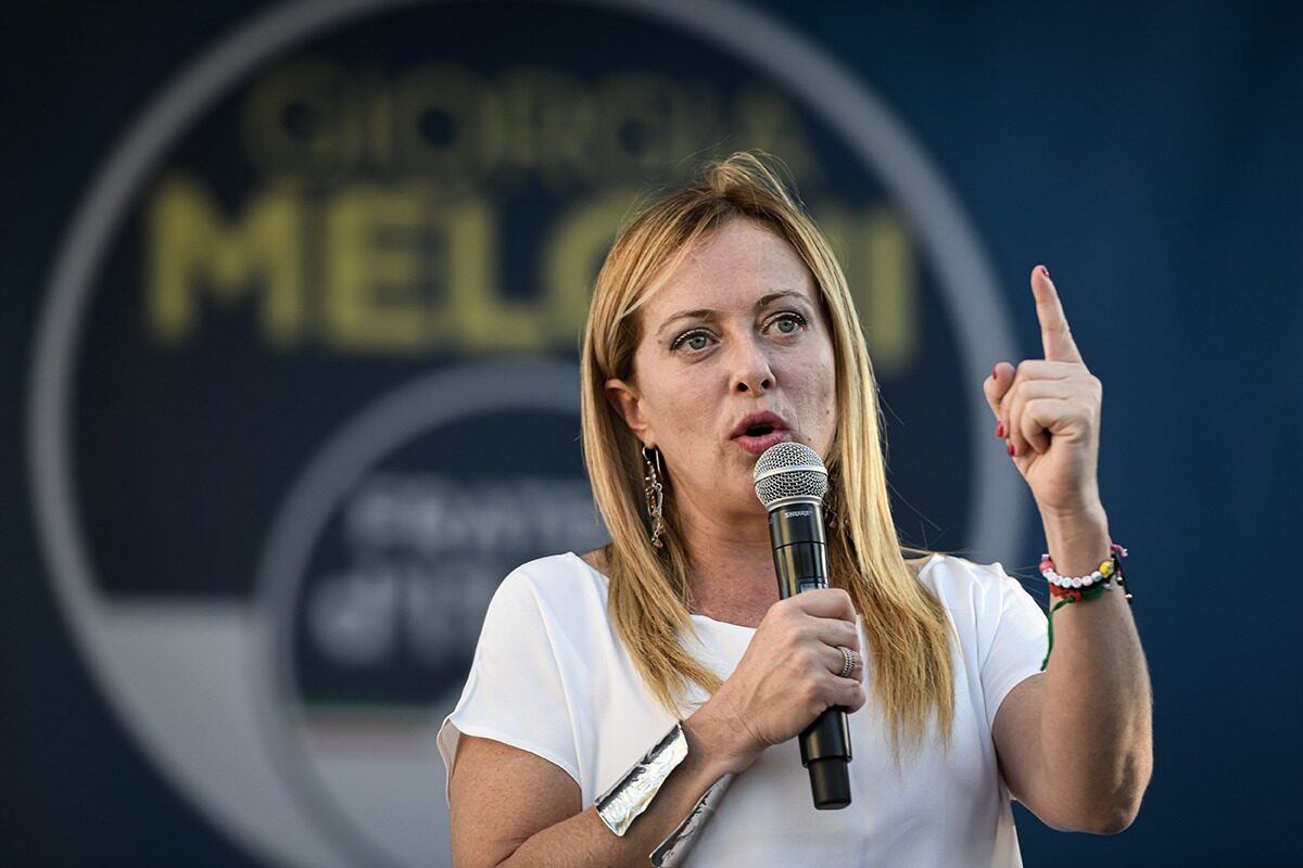 Meloni, încolțită, revine la extrema dreaptă