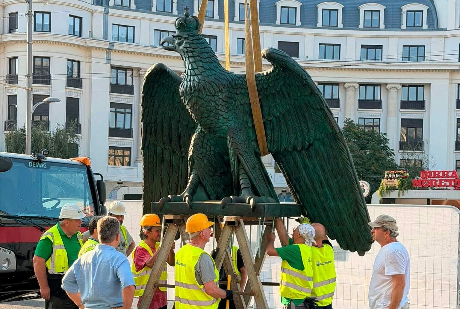 Bucureștiul redescoperă un simbol: Vulturul și grifonii revin la Universitate