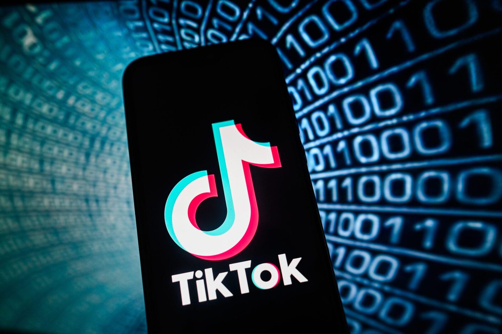 TikTok, capcană pentru tinerii investitori. Experții trag semnalul de alarmă
