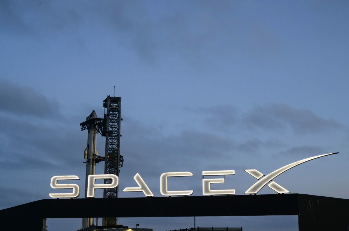 Musk: Luna, fabrică SpaceX pentru sateliți. Rețetă nouă spațiu