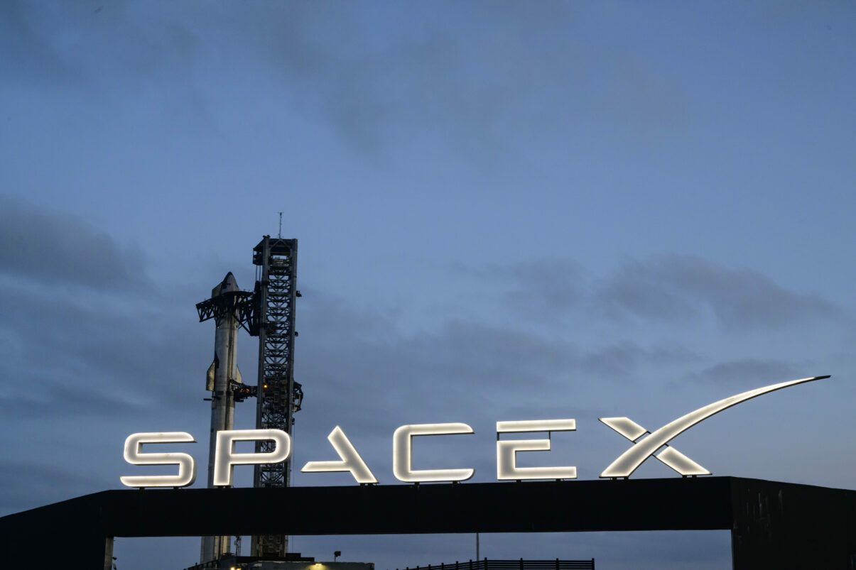 Musk: Luna, fabrică SpaceX pentru sateliți. Rețetă nouă spațiu