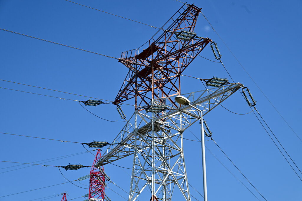 Bulgaria umple conturile din energia exportată. România cumpără masiv