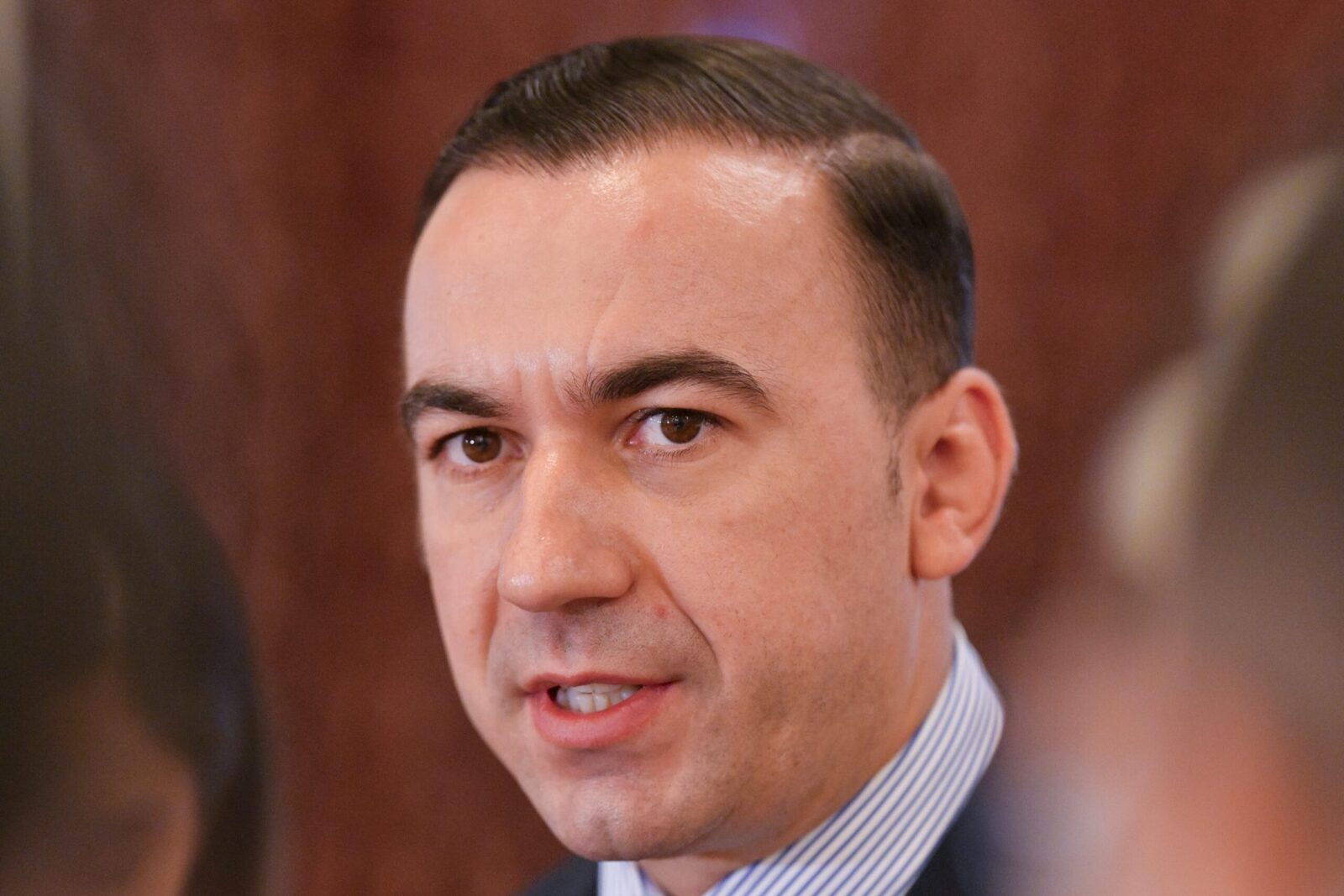 Bogdan Ivan îl atacă pe Bolojan: 2,5 milioane € în jumătate de zi
