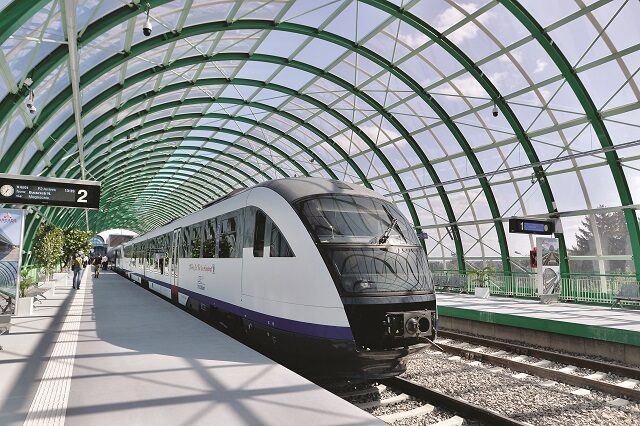 Trenul spre Otopeni, 2 mil. Pasageri: Investiția de 120 mil. Euro prinde viteză