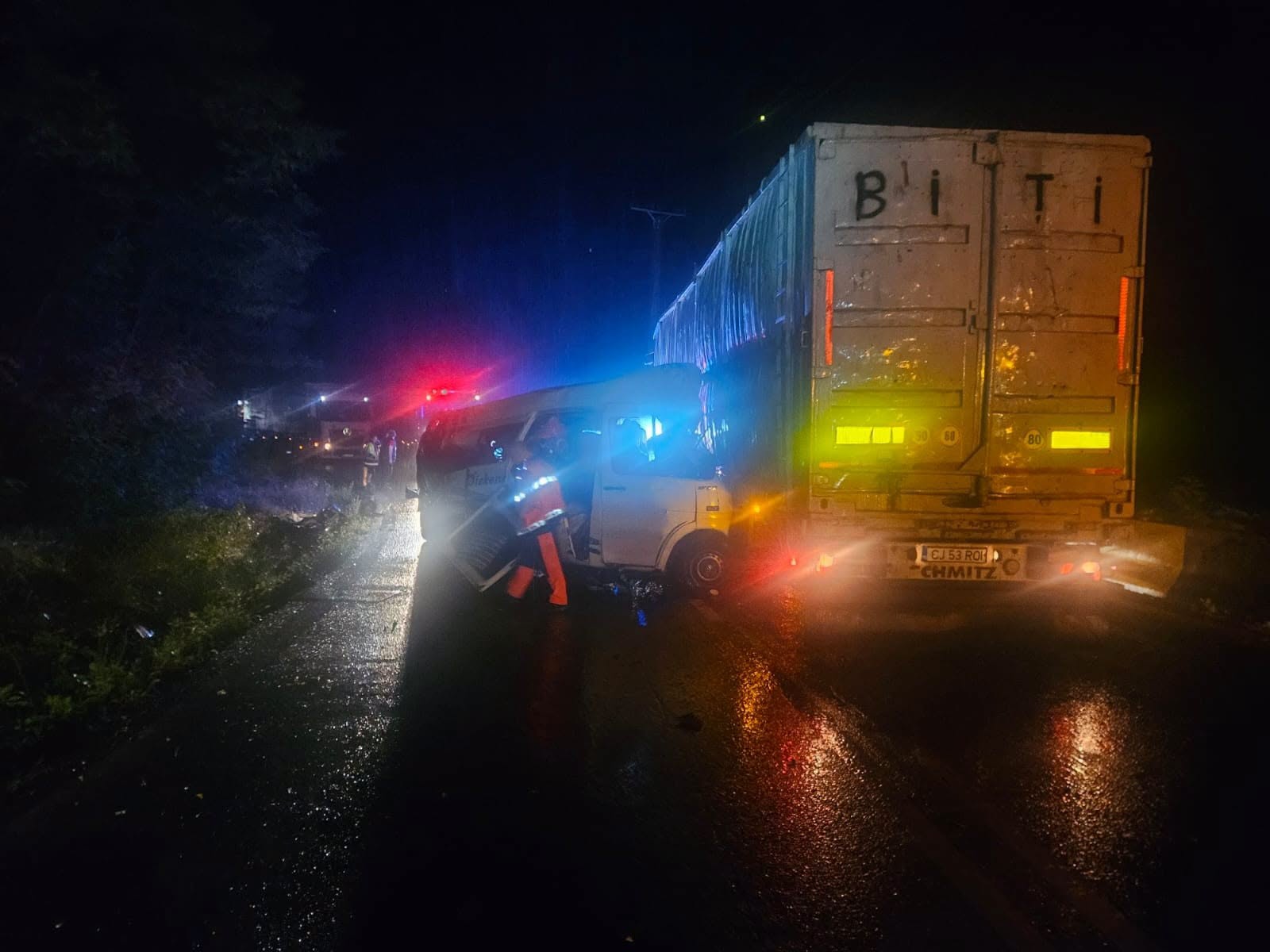 Valea Oltului, blocată. Accident grav între un TIR și microbuz pe DN 7