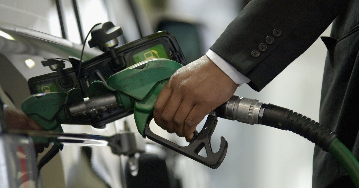 Carburanți mai ieftini vineri. Cât costă benzina în București și țară
