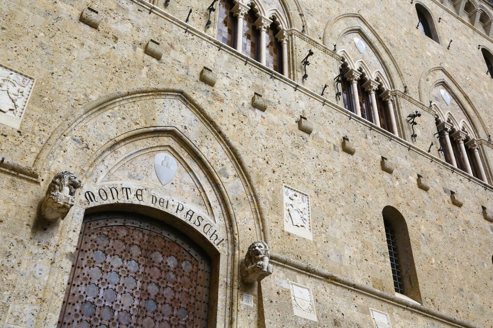 Banchele se luptă pentru o nouă generație de bogați italieni