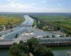 Rescrie acest titlu ca un jurnalist român experimentat. Între 55-70 caractere, captivant, direct. Stilul ziarelor Libertatea, Adevărul, HotNews. Titlu: Dacă Dunărea scade cu încă 20 cm, Centrala Nuclearelectrică Kozlodui se va opri

REGULI STRICTE:
– Răspunde cu UN SINGUR titlu, nimic altceva
– Prima literă din titlu TREBUIE să fie MAJUSCULĂ
– NUMELE PROPRII CU LITERĂ MARE OBLIGATORIU: Donald Trump (nu donald Trump), Mircea Lucescu (nu mircea lucescu), București (nu București), România (nu românia), Europa (nu europa)
– Folosește DIACRITICE corecte: Ă, î, â, ș, ț (nu a, i, a, s, t). Exemplu: Mașină (nu masina), încă (nu inca), față (nu fata)
– Fără ghilimele în jurul titlului
– INTERZIS majuscule la fiecare cuvânt (Title Case). CORECT: „Controverse pe piața de inteligență artificială”. GREȘIT: „Controverse Pe Piața De Inteligență Artificială”. Doar prima literă mare + nume proprii
– Fără punct la finalul titlului
– Fără „Iată ce…”, „Află cum…”, „Descoperă…”, „Află acum”, „Surpriză:”
– Semnul de exclamare (!) este COMPLET INTERZIS în titlu – nu folosi ! niciodată
– SCRIE DOAR ÎN LIMBA ROMÂNĂ – dacă titlul original e în altă limbă, traduce-l
– Fără formatare markdown sau HTML