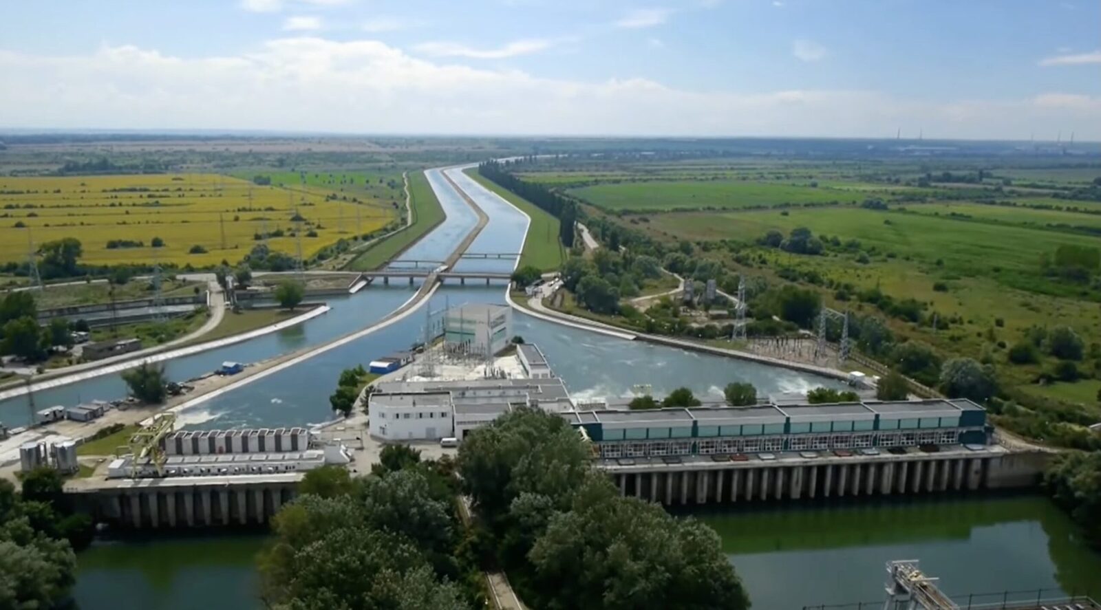 Rescrie acest titlu ca un jurnalist român experimentat. Între 55-70 caractere, captivant, direct. Stilul ziarelor Libertatea, Adevărul, HotNews. Titlu: Dacă Dunărea scade cu încă 20 cm, Centrala Nuclearelectrică Kozlodui se va opri

REGULI STRICTE:
– Răspunde cu UN SINGUR titlu, nimic altceva
– Prima literă din titlu TREBUIE să fie MAJUSCULĂ
– NUMELE PROPRII CU LITERĂ MARE OBLIGATORIU: Donald Trump (nu donald Trump), Mircea Lucescu (nu mircea lucescu), București (nu București), România (nu românia), Europa (nu europa)
– Folosește DIACRITICE corecte: Ă, î, â, ș, ț (nu a, i, a, s, t). Exemplu: Mașină (nu masina), încă (nu inca), față (nu fata)
– Fără ghilimele în jurul titlului
– INTERZIS majuscule la fiecare cuvânt (Title Case). CORECT: „Controverse pe piața de inteligență artificială”. GREȘIT: „Controverse Pe Piața De Inteligență Artificială”. Doar prima literă mare + nume proprii
– Fără punct la finalul titlului
– Fără „Iată ce…”, „Află cum…”, „Descoperă…”, „Află acum”, „Surpriză:”
– Semnul de exclamare (!) este COMPLET INTERZIS în titlu – nu folosi ! niciodată
– SCRIE DOAR ÎN LIMBA ROMÂNĂ – dacă titlul original e în altă limbă, traduce-l
– Fără formatare markdown sau HTML