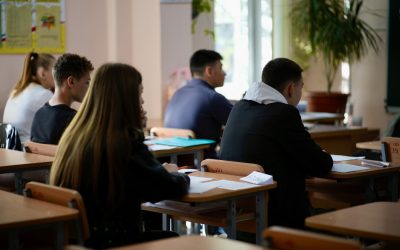 Rescrie acest titlu ca un jurnalist român experimentat. Între 55-70 caractere, captivant, direct. Stilul ziarelor Libertatea, Adevărul, HotNews. Titlu: România ocupă ultimul loc în Uniunea Europeană la ponderea în PIB a cheltuielilor publice pentru educaţie

REGULI STRICTE:
– Răspunde cu UN SINGUR titlu, nimic altceva
– Prima literă din titlu TREBUIE să fie MAJUSCULĂ
– NUMELE PROPRII CU LITERĂ MARE OBLIGATORIU: Donald Trump (nu donald Trump), Mircea Lucescu (nu mircea lucescu), București (nu București), România (nu românia), Europa (nu europa)
– Folosește DIACRITICE corecte: Ă, î, â, ș, ț (nu a, i, a, s, t). Exemplu: Mașină (nu masina), încă (nu inca), față (nu fata)
– Fără ghilimele în jurul titlului
– INTERZIS majuscule la fiecare cuvânt (Title Case). CORECT: „Controverse pe piața de inteligență artificială”. GREȘIT: „Controverse Pe Piața De Inteligență Artificială”. Doar prima literă mare + nume proprii
– Fără punct la finalul titlului
– Fără „Iată ce…”, „Află cum…”, „Descoperă…”, „Află acum”, „Surpriză:”
– Semnul de exclamare (!) este COMPLET INTERZIS în titlu – nu folosi ! niciodată
– SCRIE DOAR ÎN LIMBA ROMÂNĂ – dacă titlul original e în altă limbă, traduce-l
– Fără formatare markdown sau HTML