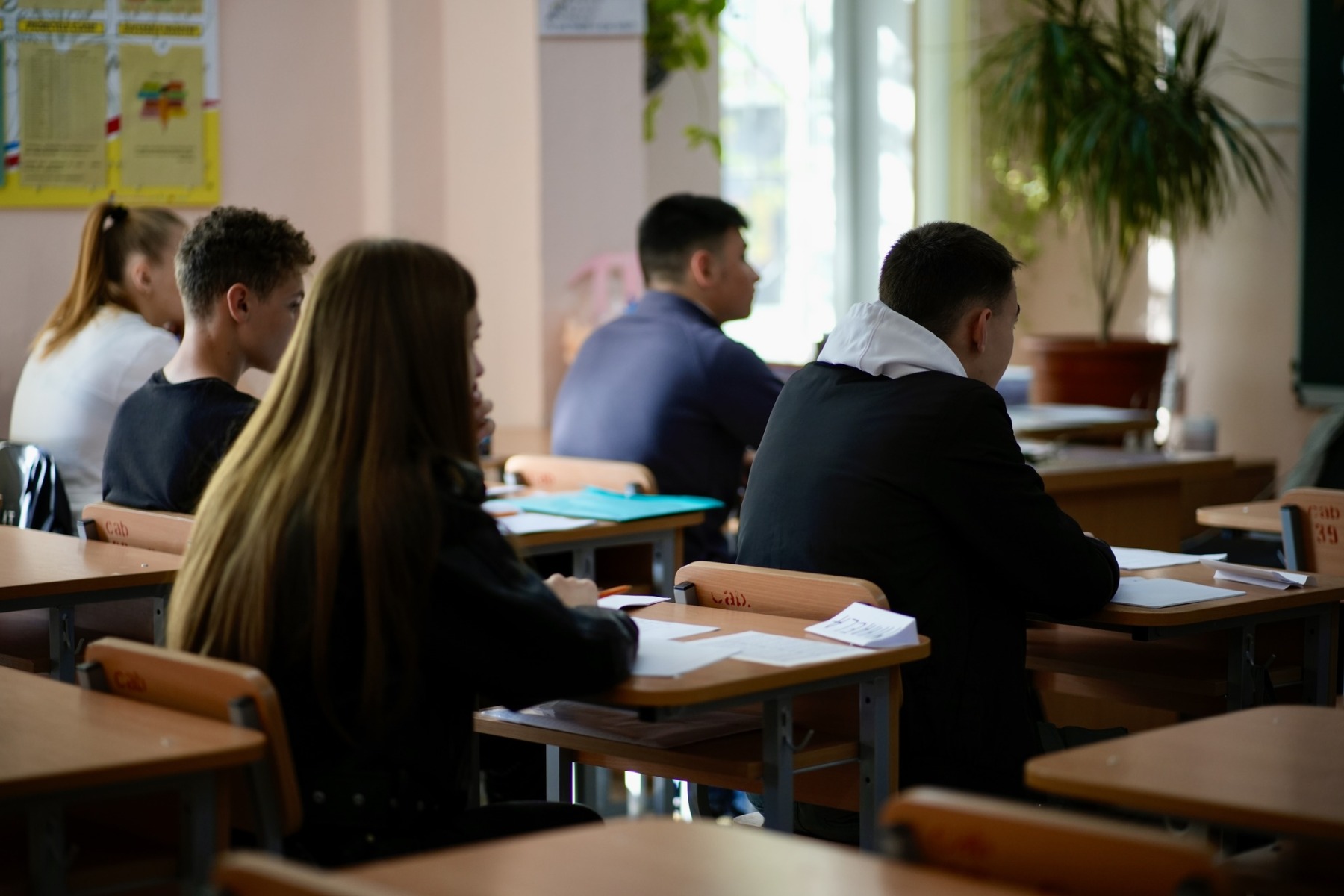 Rescrie acest titlu ca un jurnalist român experimentat. Între 55-70 caractere, captivant, direct. Stilul ziarelor Libertatea, Adevărul, HotNews. Titlu: România ocupă ultimul loc în Uniunea Europeană la ponderea în PIB a cheltuielilor publice pentru educaţie

REGULI STRICTE:
– Răspunde cu UN SINGUR titlu, nimic altceva
– Prima literă din titlu TREBUIE să fie MAJUSCULĂ
– NUMELE PROPRII CU LITERĂ MARE OBLIGATORIU: Donald Trump (nu donald Trump), Mircea Lucescu (nu mircea lucescu), București (nu București), România (nu românia), Europa (nu europa)
– Folosește DIACRITICE corecte: Ă, î, â, ș, ț (nu a, i, a, s, t). Exemplu: Mașină (nu masina), încă (nu inca), față (nu fata)
– Fără ghilimele în jurul titlului
– INTERZIS majuscule la fiecare cuvânt (Title Case). CORECT: „Controverse pe piața de inteligență artificială”. GREȘIT: „Controverse Pe Piața De Inteligență Artificială”. Doar prima literă mare + nume proprii
– Fără punct la finalul titlului
– Fără „Iată ce…”, „Află cum…”, „Descoperă…”, „Află acum”, „Surpriză:”
– Semnul de exclamare (!) este COMPLET INTERZIS în titlu – nu folosi ! niciodată
– SCRIE DOAR ÎN LIMBA ROMÂNĂ – dacă titlul original e în altă limbă, traduce-l
– Fără formatare markdown sau HTML