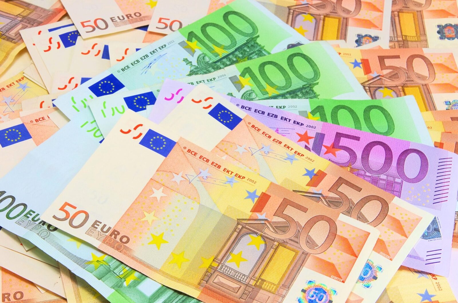 Europenii aleg cash: De ce numerarul revine în portofele