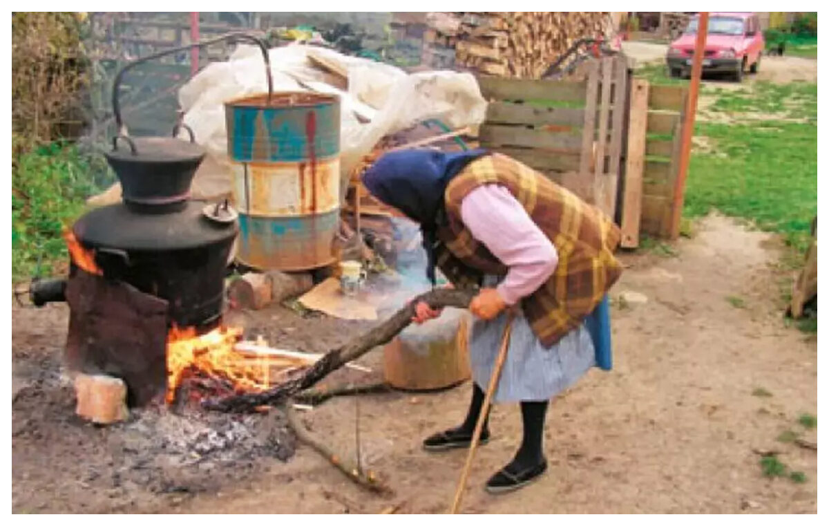 Cazanul cu țuică fierbe, mămăliga stă