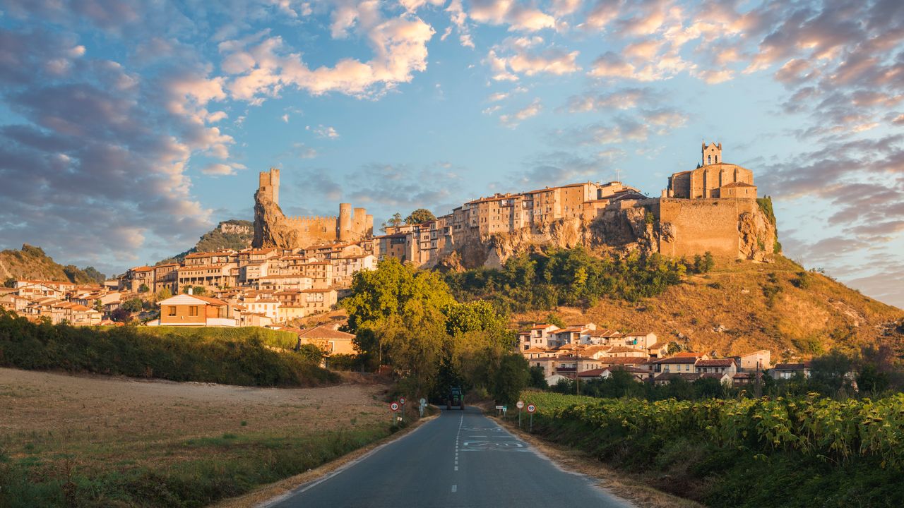 Spaniolii, fascinați: Un sat de 10 locuitori, soare dublu pe 12 august
