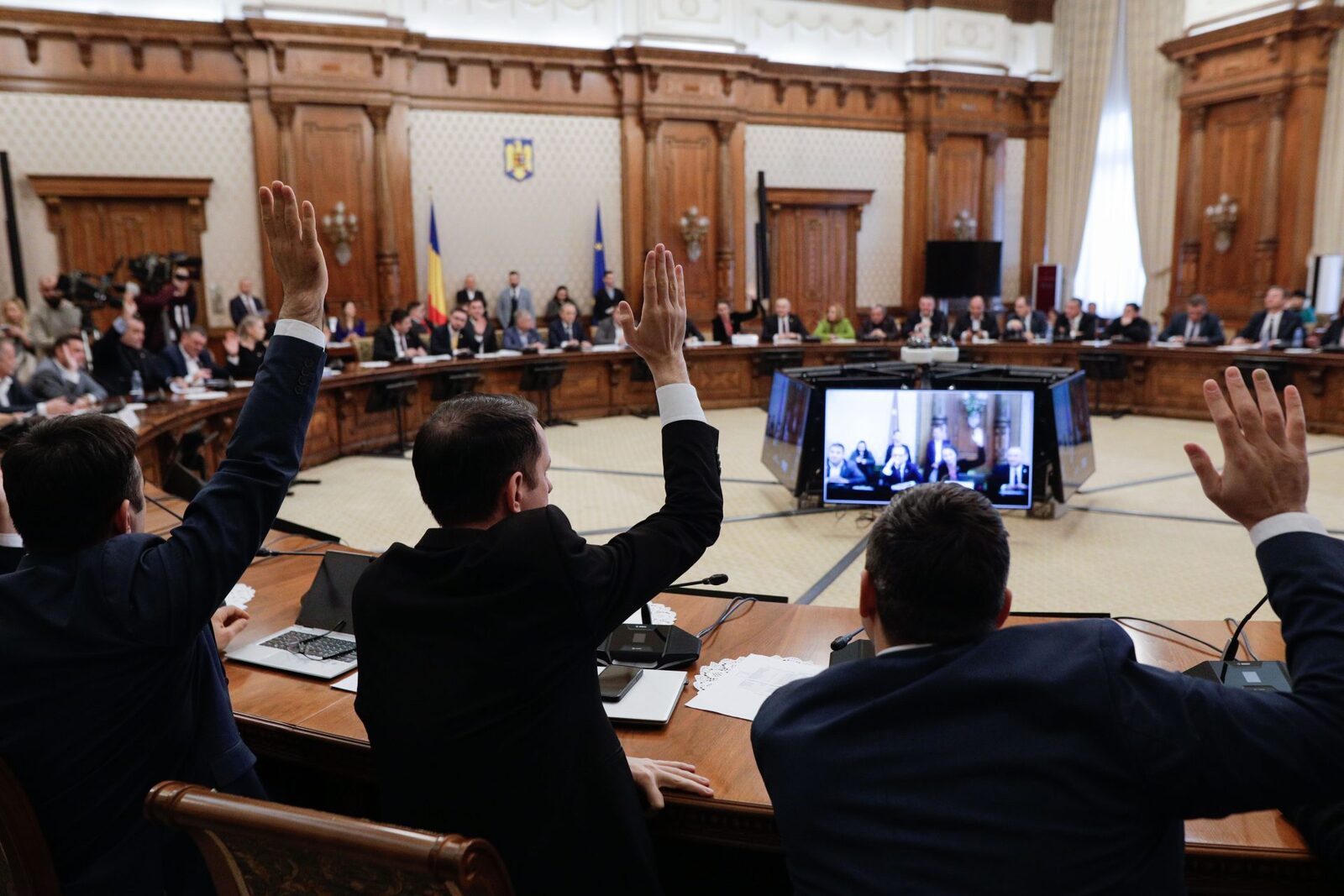 AUR și PSD trec legea: Nu doar soții, ci și partenerii demnitarilor depun declarații de avere