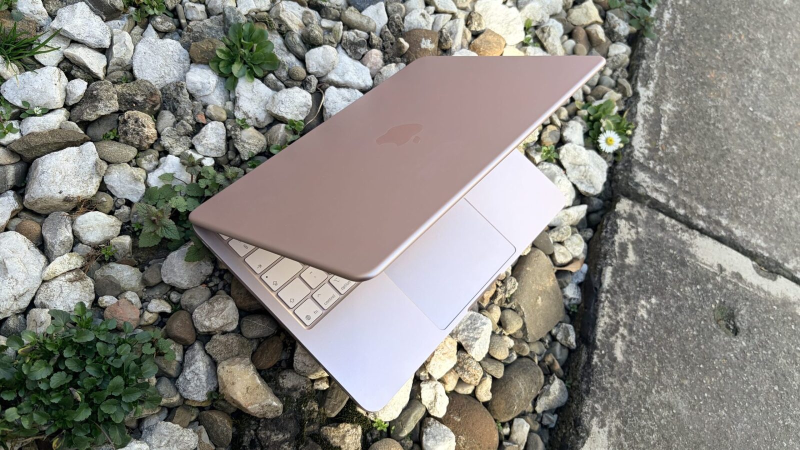 Laptopul tău încetinește în lipsa curentului? Testul Intel, Apple, Qualcomm, AMD