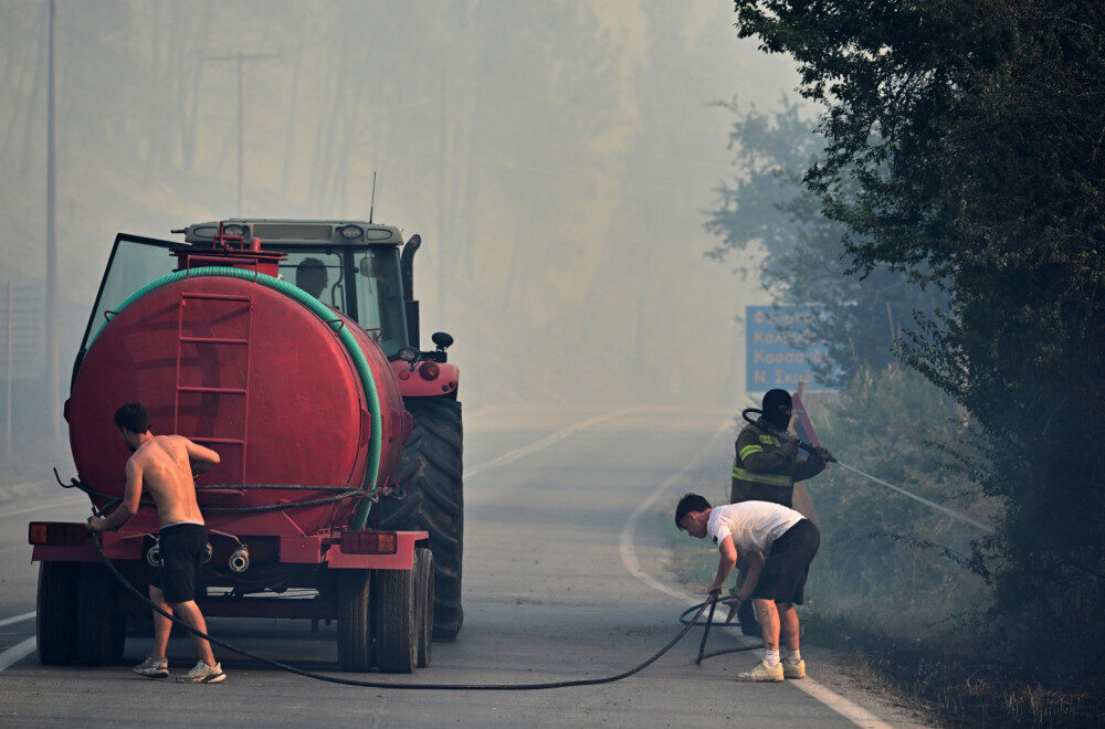 Fire in Siviri, Evacuation by sea