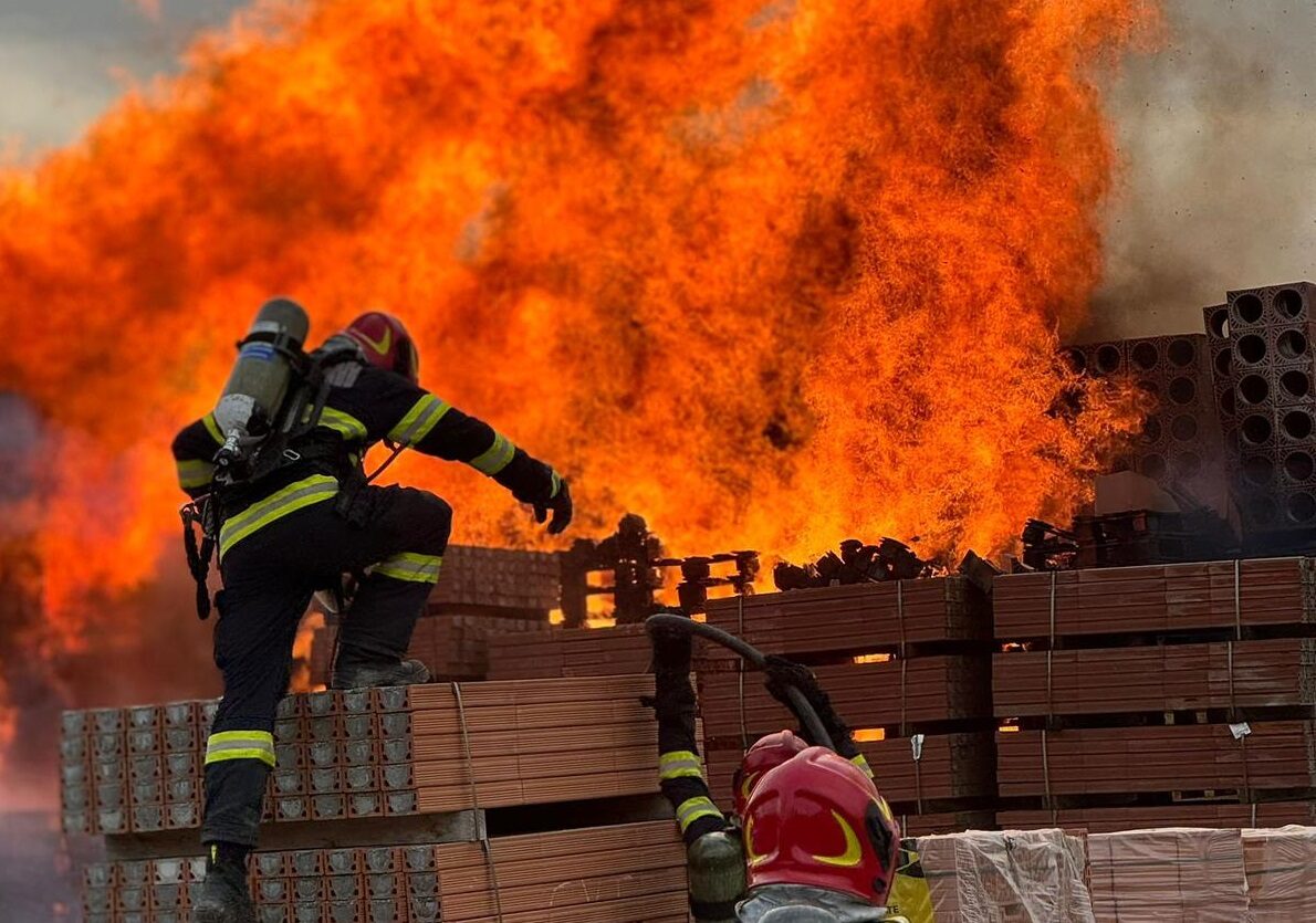 Incendiu cu degajare mare de fum la un centru de colectare mase plastice în apropiere de Năvodari / Mesaj RO-Alert transmis în zonă