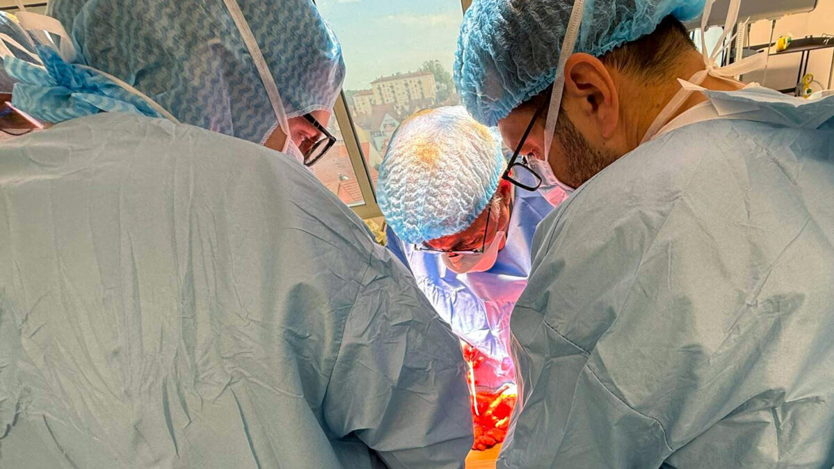 Intervenție hepatică critică: Pacient în luptă grea