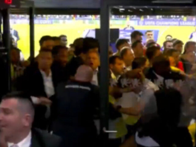 Șoc în Champions League: Staff, agresiv cu jucătorul, furtună la vestiare