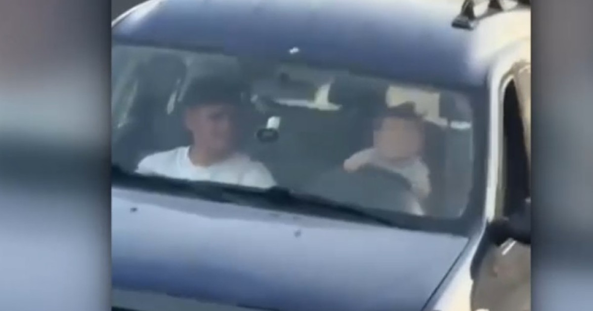 Bebeluș la volan în Vrancea. Mama, adolescentă, a filmat tragedia