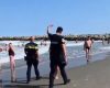 Litoral: Turiști sfidează steagul roșu, poliția intervine