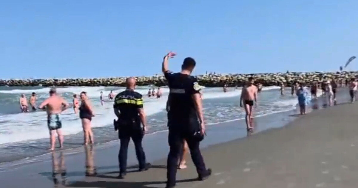 Litoral: Turiști sfidează steagul roșu, poliția intervine