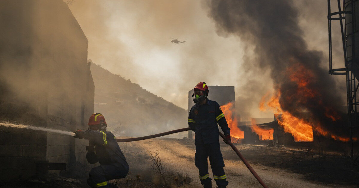 Incendiu în Halkidiki: Turiștii, evacuați din cauza flăcărilor