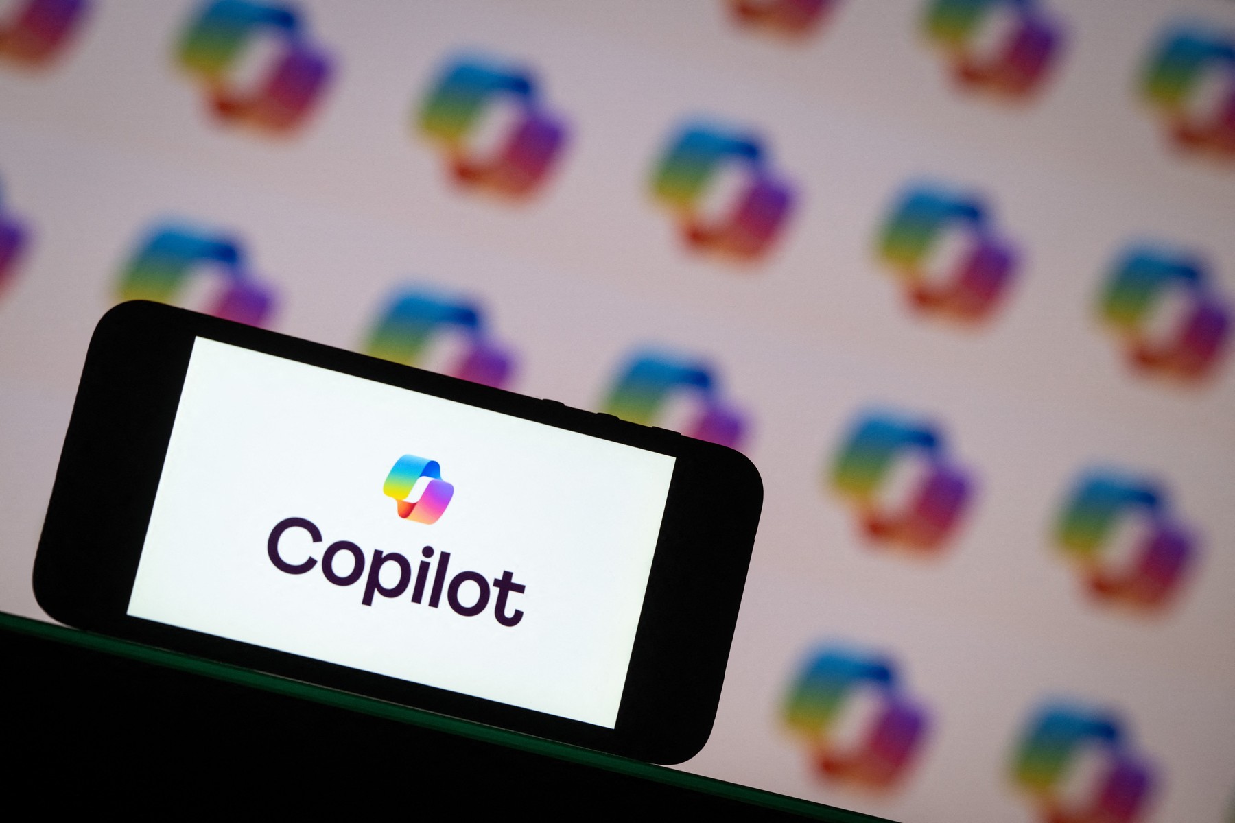 Microsoft Copilot, buton AI care te va urmări în Outlook