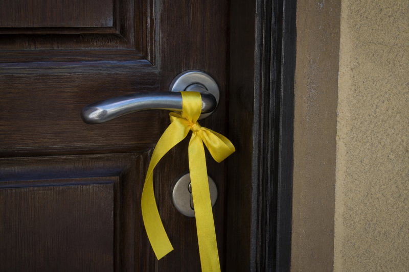 Panglica galbenă la ușă: Ce spun proprietarii