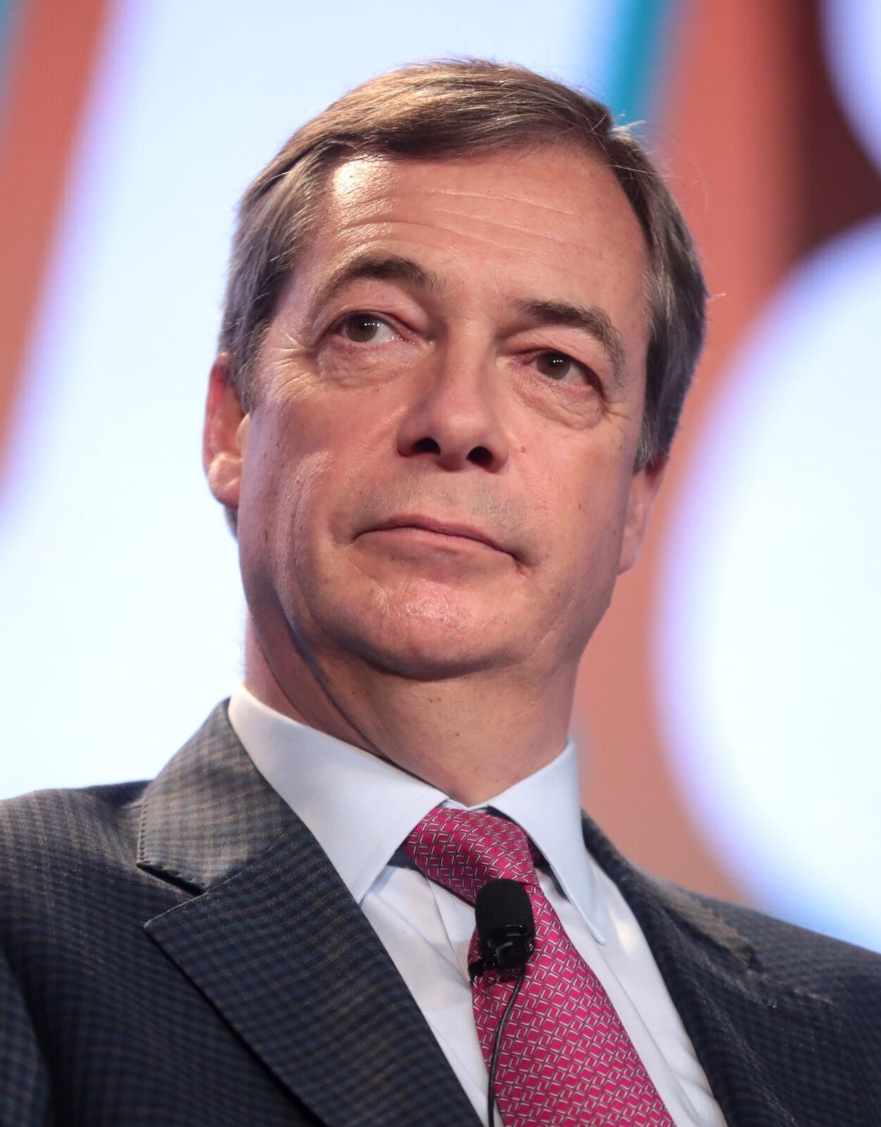 Farage, victorios în fața Contelui Față-de-pubelă în UK