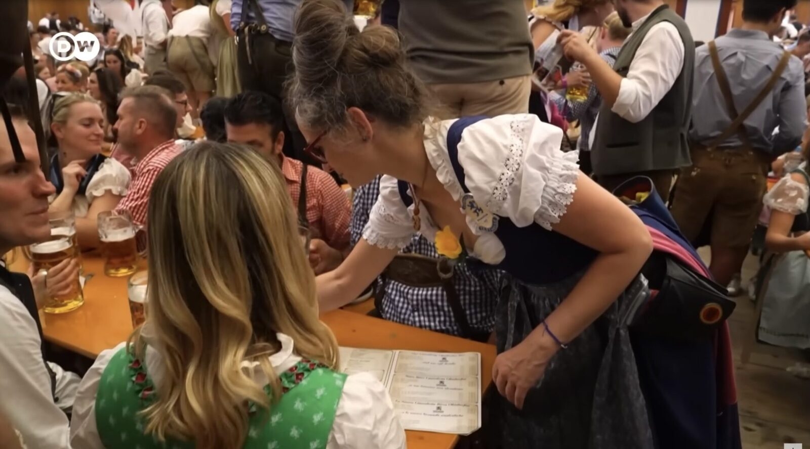Șampanie, Oktoberfest și un politician de extremă dreaptă cu mandat