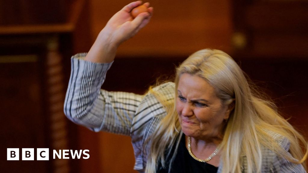 Opozant kosovar a aruncat cu ouă în premier