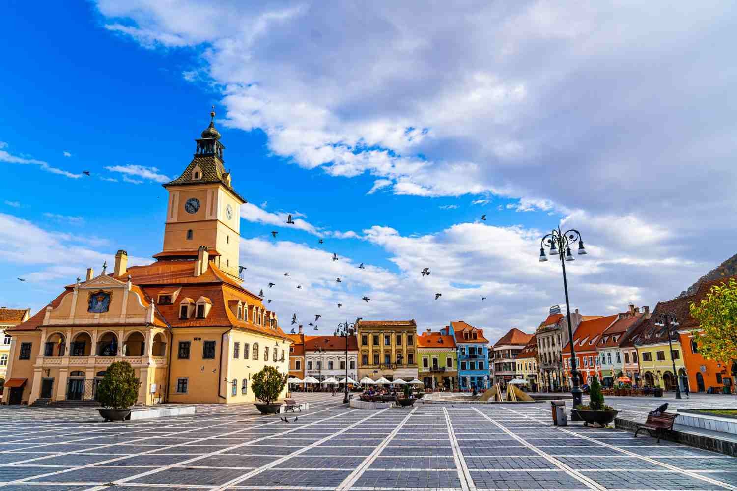 Românii pleacă din țară, străinii vin în vacanță în România
