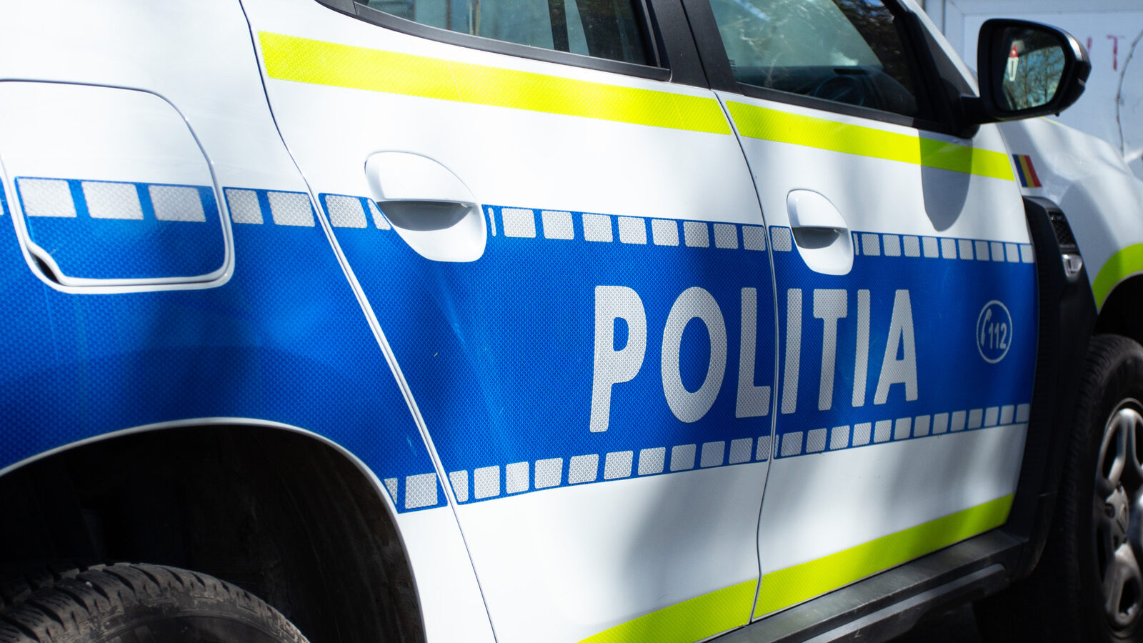 Rescrie acest titlu ca un jurnalist român experimentat. Între 55-70 caractere, captivant, direct. Stilul ziarelor Libertatea, Adevărul, HotNews. Titlu: Copii înghesuiți într-o mașină și în portbagaj, în Popești Leordeni. Poliției a deschis o anchetă

REGULI STRICTE:
– Răspunde cu UN SINGUR titlu, nimic altceva
– Prima literă din titlu TREBUIE să fie MAJUSCULĂ
– NUMELE PROPRII CU LITERĂ MARE OBLIGATORIU: Donald Trump (nu donald Trump), Mircea Lucescu (nu mircea lucescu), București (nu București), România (nu românia), Europa (nu europa)
– Folosește DIACRITICE corecte: Ă, î, â, ș, ț (nu a, i, a, s, t). Exemplu: Mașină (nu masina), încă (nu inca), față (nu fata)
– Fără ghilimele în jurul titlului
– INTERZIS majuscule la fiecare cuvânt (Title Case). CORECT: „Controverse pe piața de inteligență artificială”. GREȘIT: „Controverse Pe Piața De Inteligență Artificială”. Doar prima literă mare + nume proprii
– Fără punct la finalul titlului
– Fără „Iată ce…”, „Află cum…”, „Descoperă…”, „Află acum”, „Surpriză:”
– Semnul de exclamare (!) este COMPLET INTERZIS în titlu – nu folosi ! niciodată
– SCRIE DOAR ÎN LIMBA ROMÂNĂ – dacă titlul original e în altă limbă, traduce-l
– Fără formatare markdown sau HTML